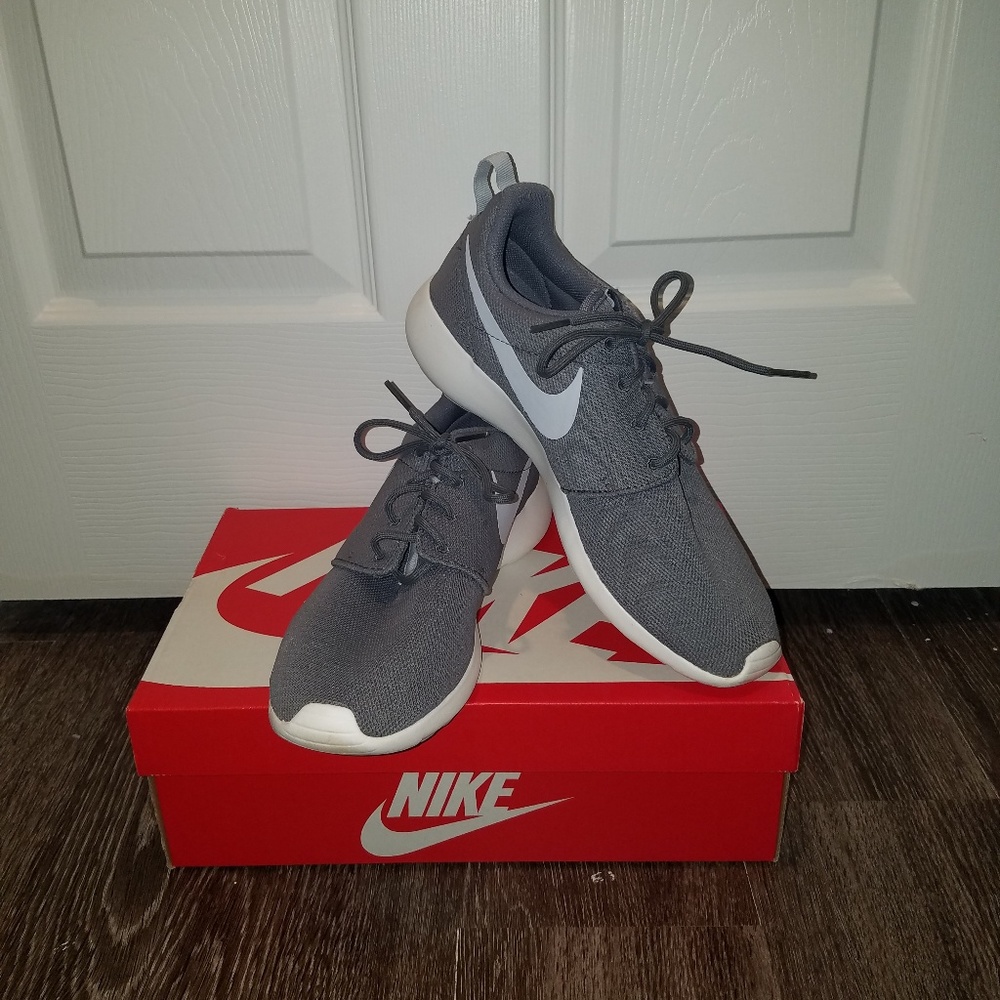 Women's Shoe/Nike Roshe One w/ Box